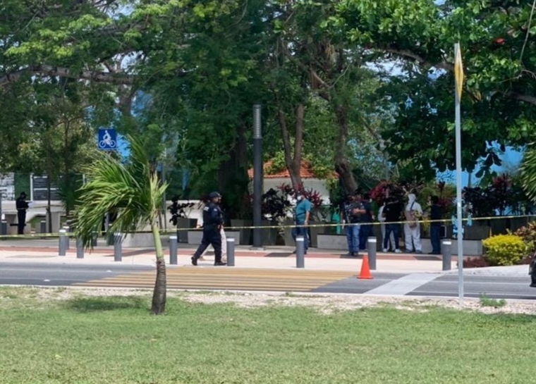 A un lado de la bolsa se encontraba una cartulina con amenazas escritas