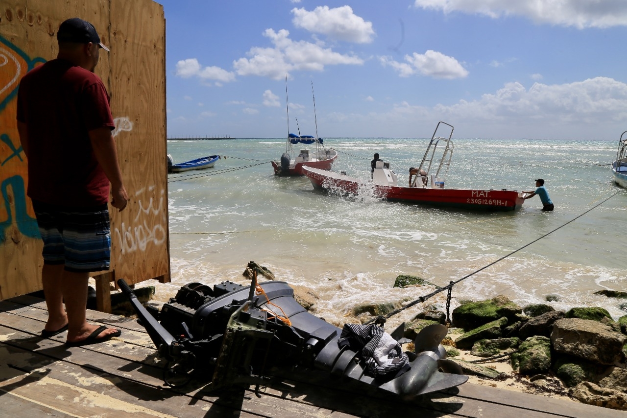 Los fuertes vientos y oleaje elevado ocasionaron el cierre del puerto pesquero