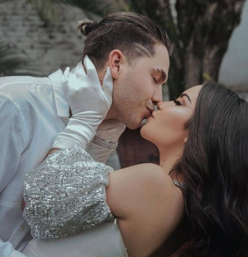 Escandalizó las redes sociales al tomar leche materna  de Kimberly Loaiza