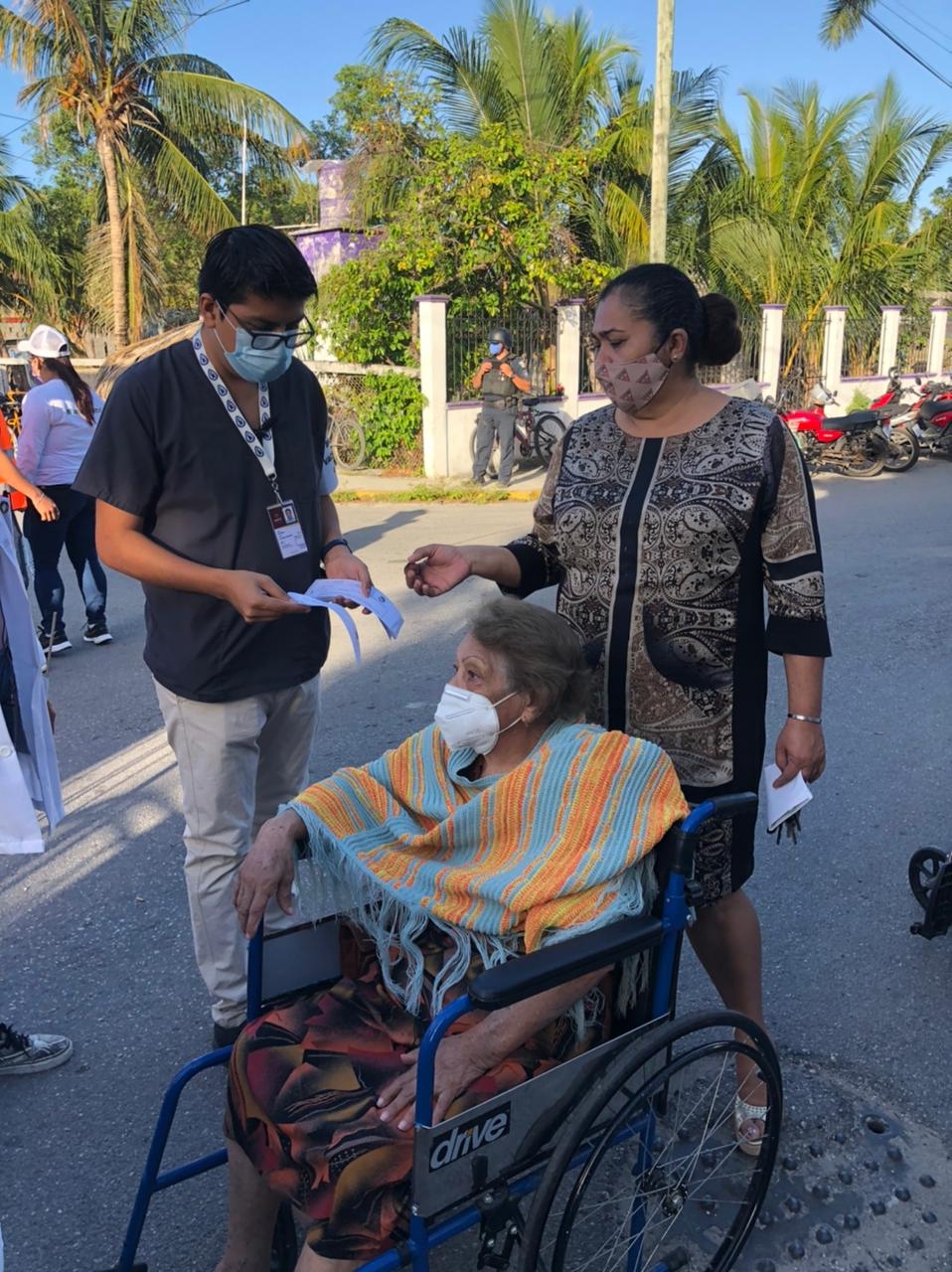 Adultos mayores de Cozumel madrugan para no quedarse sin vacuna contra el COVID-19 Adultos mayores de Cozumel madrugan para no quedarse sin vacuna contra el COVID-19