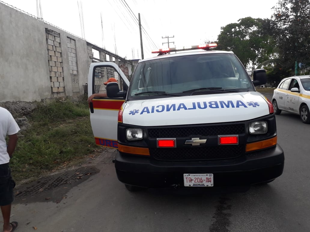 Conductor de una camioneta choca con una motocicleta y deja un herido en Chetumal Conductor de una camioneta choca con una motocicleta y deja un herido en Chetumal