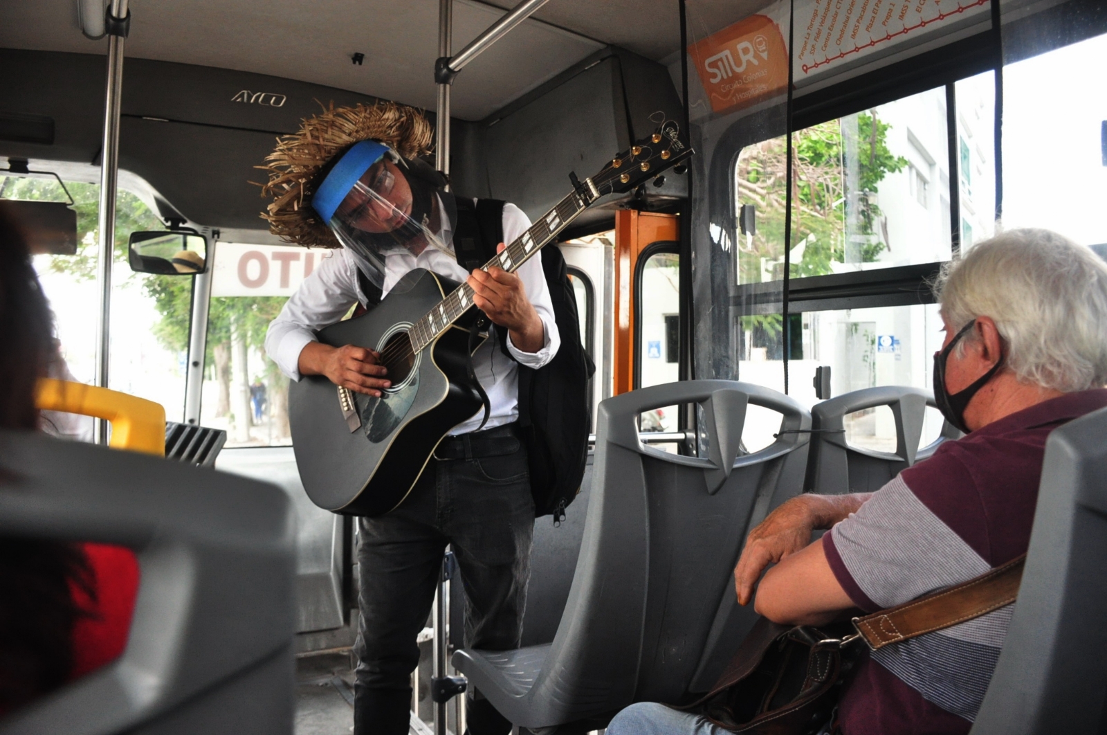 Un corazón roto lo llevó a regresar a Yucatán, y desde entonces canta en los camiones
