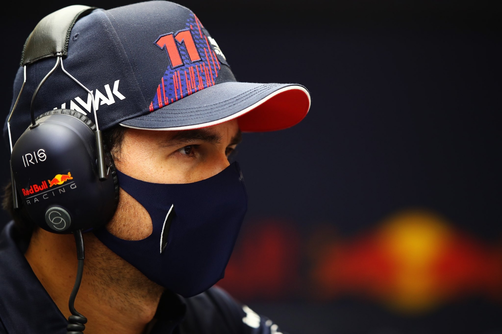 Checo Pérez portando una mascarilla Checo Pérez portando una mascarilla