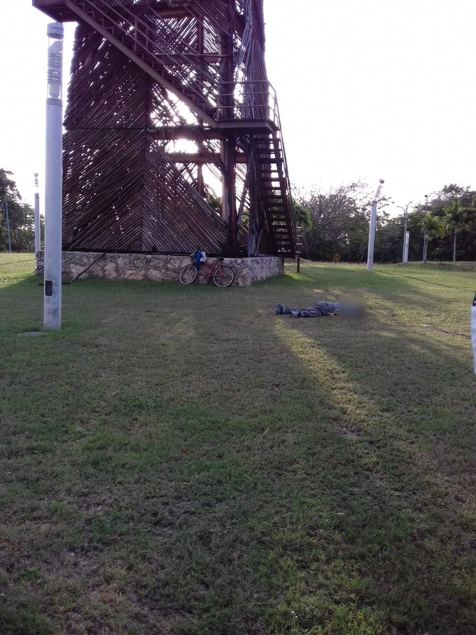 El fallecido fue encontrado así esta mañana