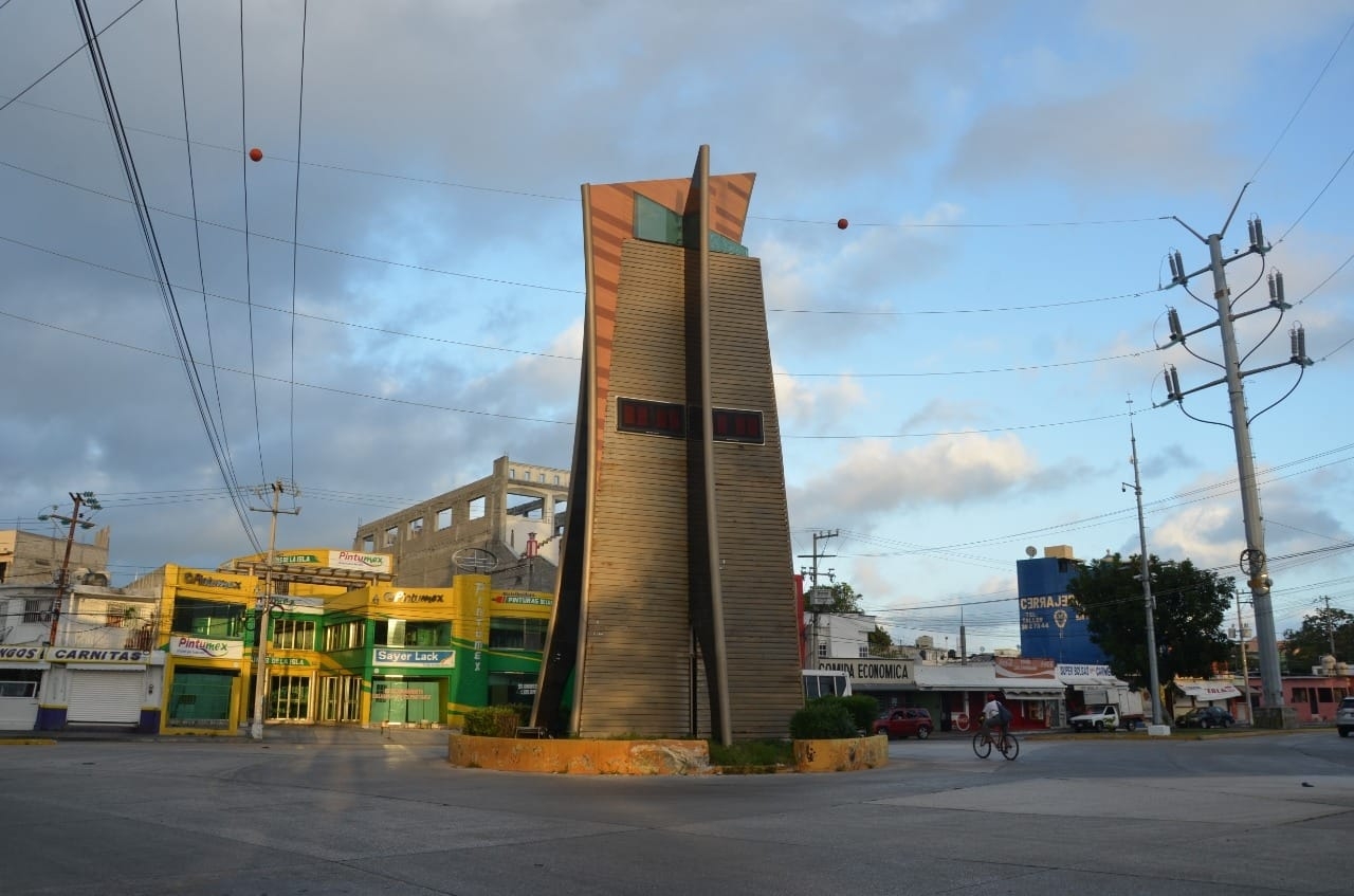 El monumento estaba formado por una torre rectangular que presentaba un área de mayores dimensiones en su base