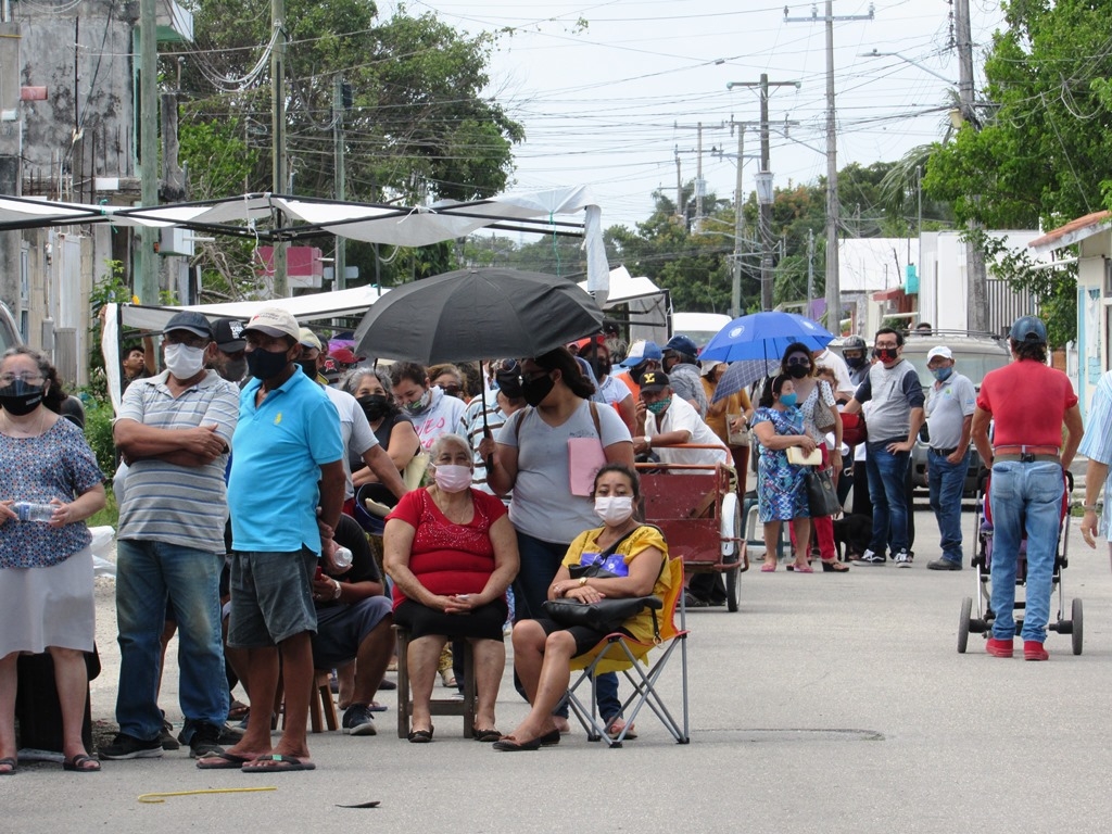 Personas esperando ser vacunadas contra el COVID-19