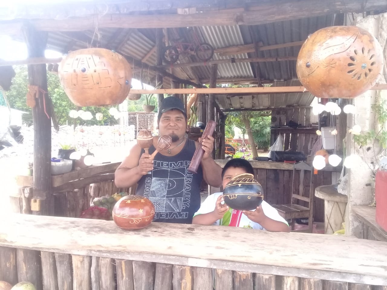 Mario Humberto Cervera Xol, es un habitante de la comisaría de San José, quien vive del tallado Mario Humberto Cervera Xol, es un habitante de la comisaría de San José, quien vive del tallado