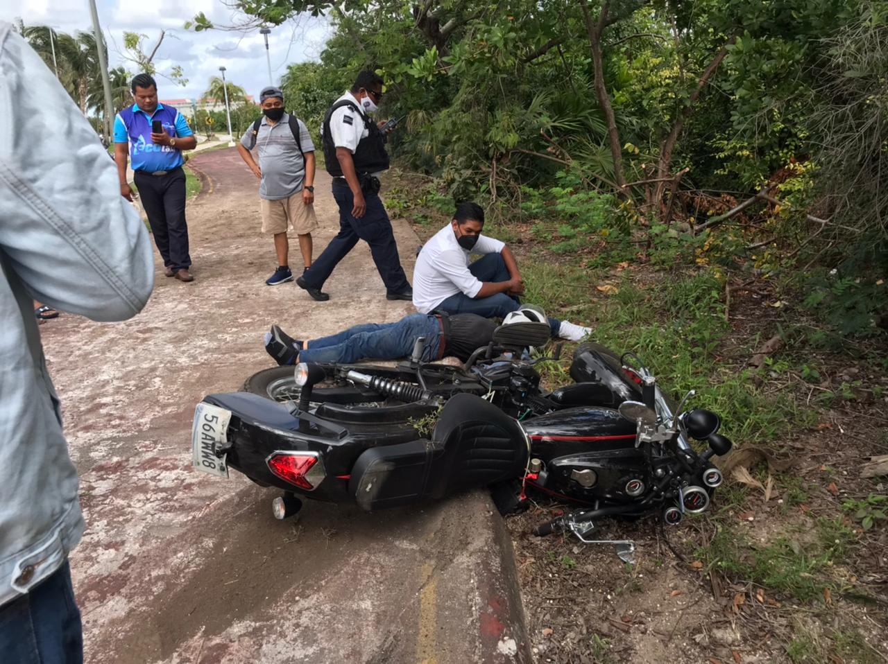 Extraoficialmente, se dio a conocer que el conductor de la moto derrapó por manejar a exceso de velocidad Extraoficialmente, se dio a conocer que el conductor de la moto derrapó por manejar a exceso de velocidad