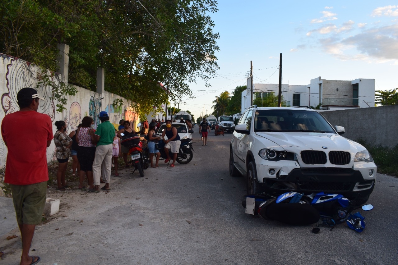 La joven que iba en una moto fue atropellada por una camioneta La joven que iba en una moto fue atropellada por una camioneta