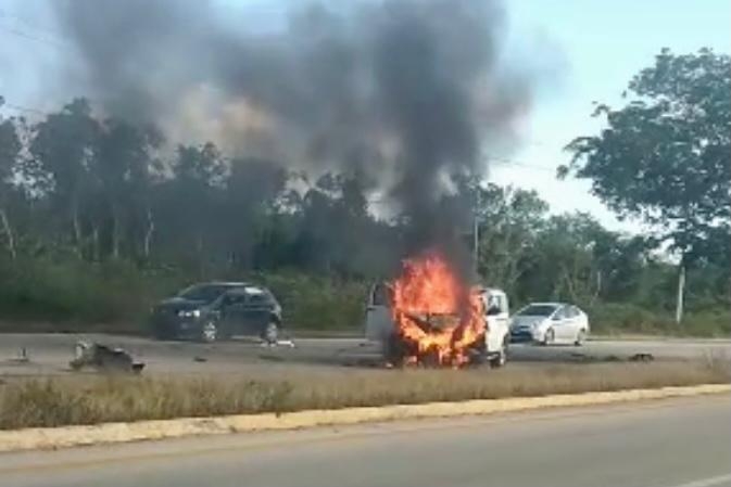 Se incendia camioneta en la ruta Playa del Carmen-Tulum