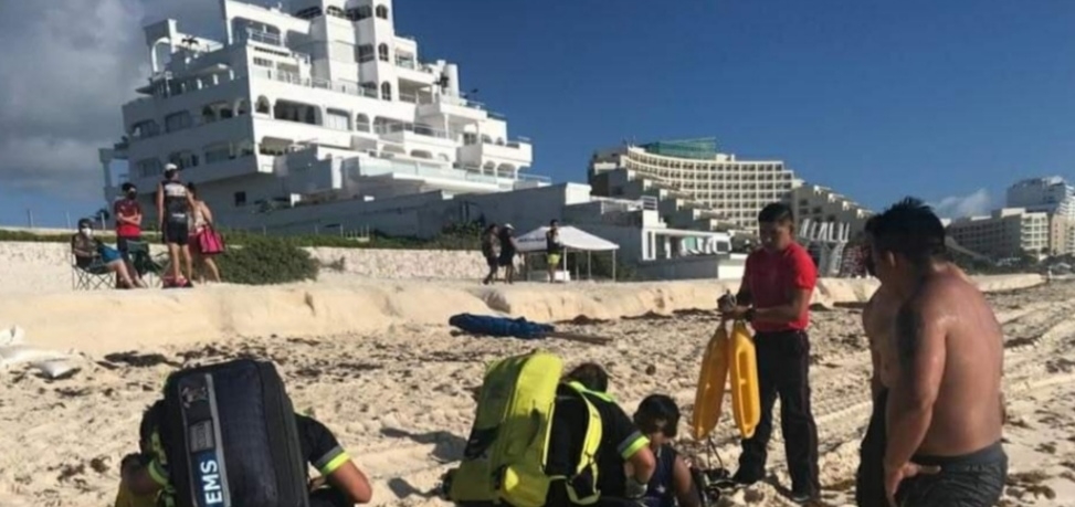Salvavidas y bomberos salvan a dos niños de ahogarse en Playa Marlín en Cancún Salvavidas y bomberos salvan a dos niños de ahogarse en Playa Marlín en Cancún
