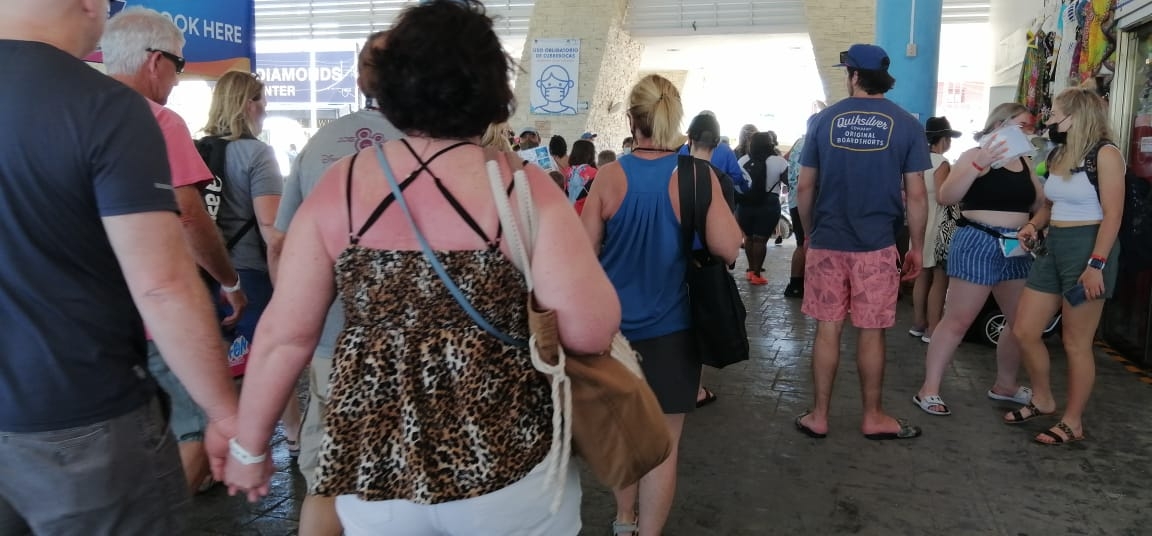 Terminal Marítima de Cancún-Isla Mujeres luce abarrotada por cientos de turistas