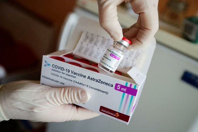Dosis de una vacuna de AstraZeneca en su empaque