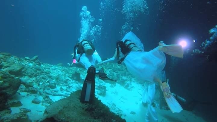 Pareja originaria de Barcelona se casa en cenote en Yucatán
