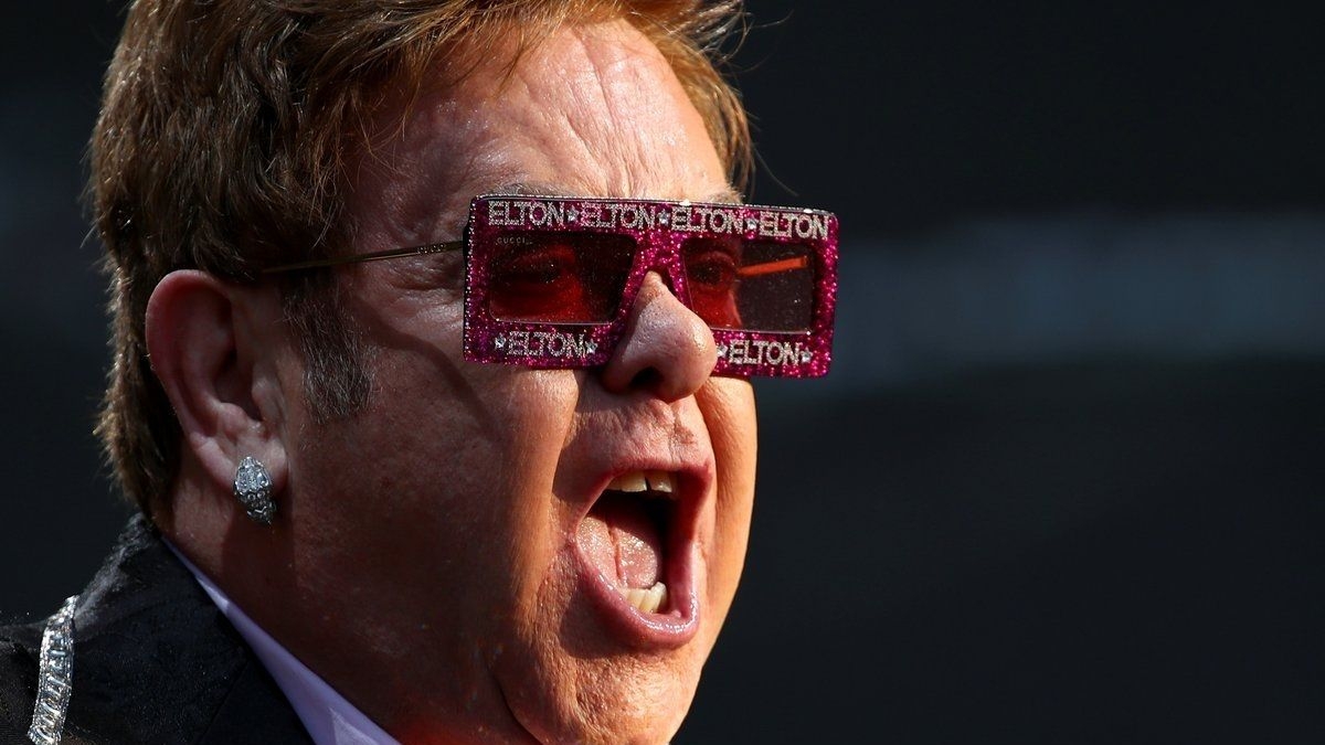 Elton John apunta contra el Vaticano