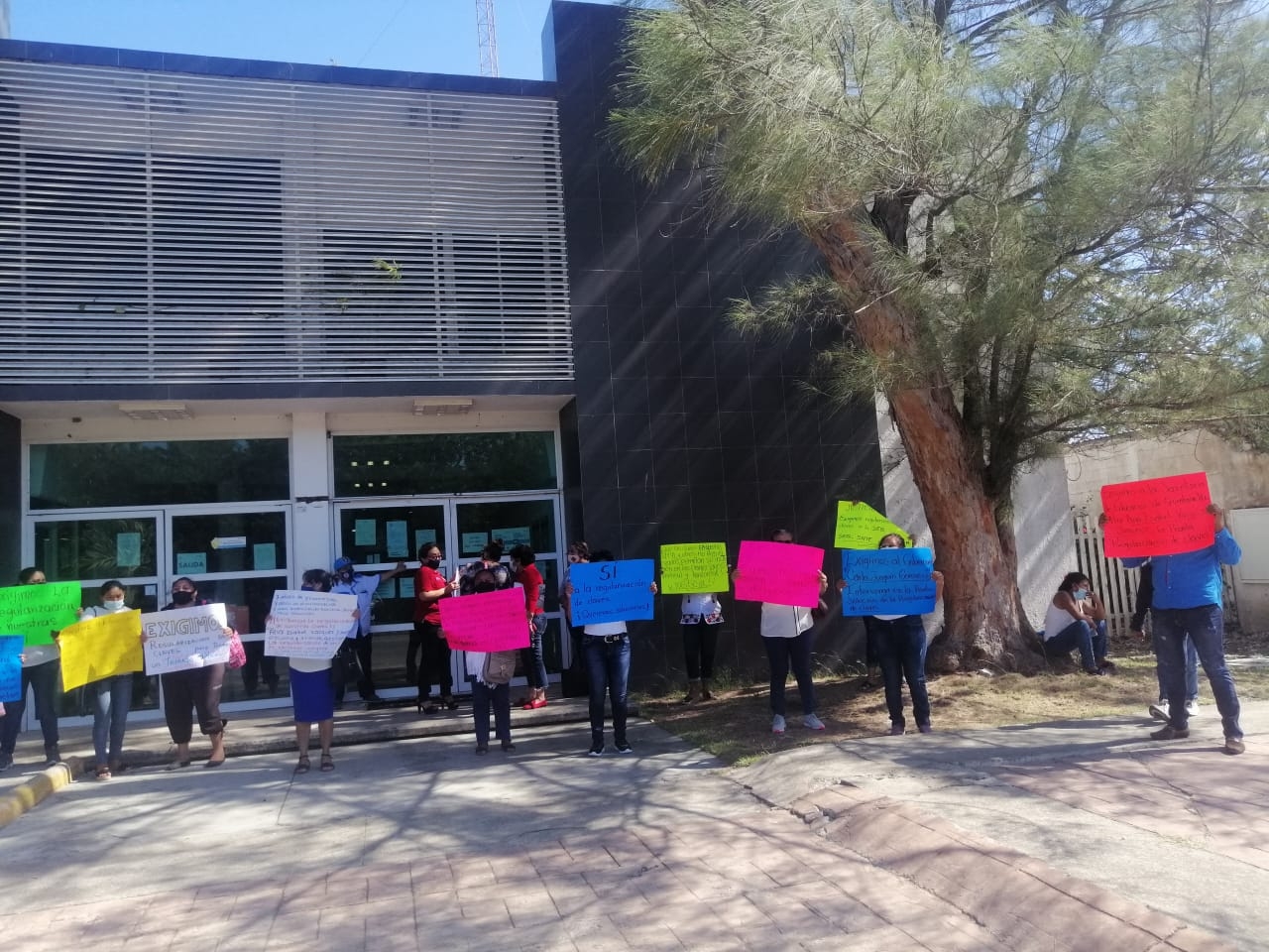 Los docentes llegaron a las instalaciones de la SEQ