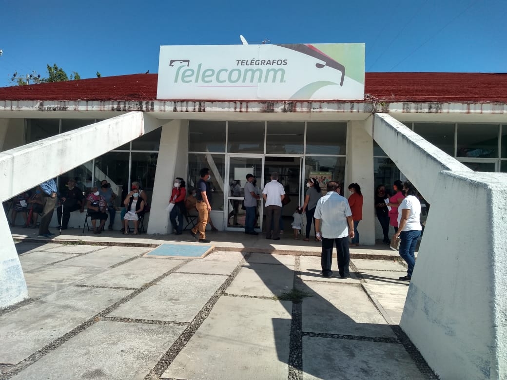 Adultos mayores hacen filas para recibir sus pagos de los Programas federales