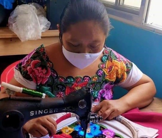 Para artesanas como Amelia May su habilidad para bordar prendas es vital para su sustento