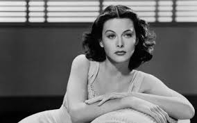 Conocida por sus papeles en el cine clásico, Hedy Lamarr era mucho más: inventora, ingeniera y 'madre' de tecnologías que hoy en día nos hacen la vida mucho más fácil Conocida por sus papeles en el cine clásico, Hedy Lamarr era mucho más: inventora, ingeniera y 'madre' de tecnologías que hoy en día nos hacen la vida mucho más fácil