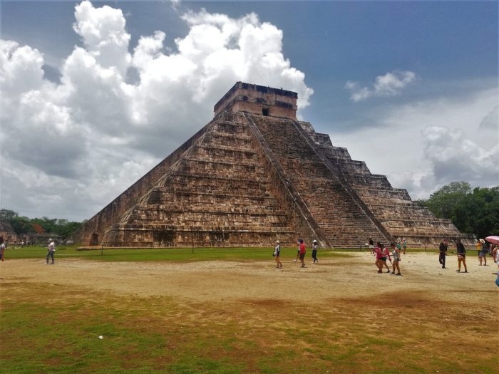 Subirse a la pirámide de Chichén Itzá podría costar una multa de hasta 50 mil pesos