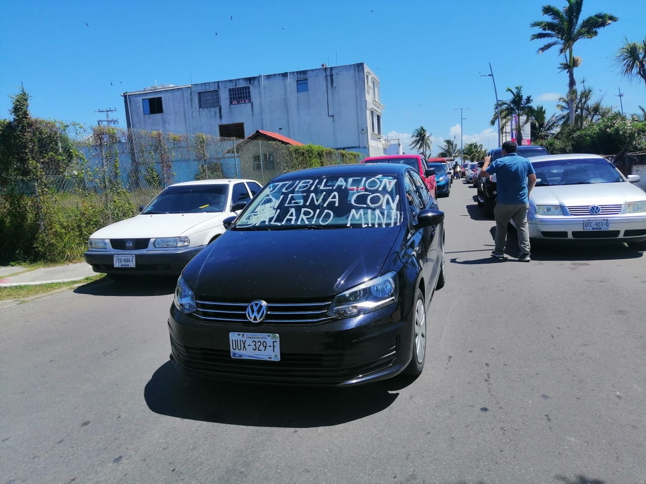 Participaron en esta caravana 20 vehículos con 50 docentes jubilados