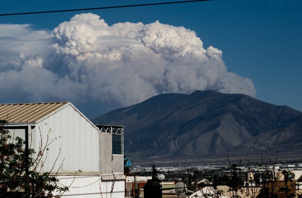Columna de humo producto del incendio