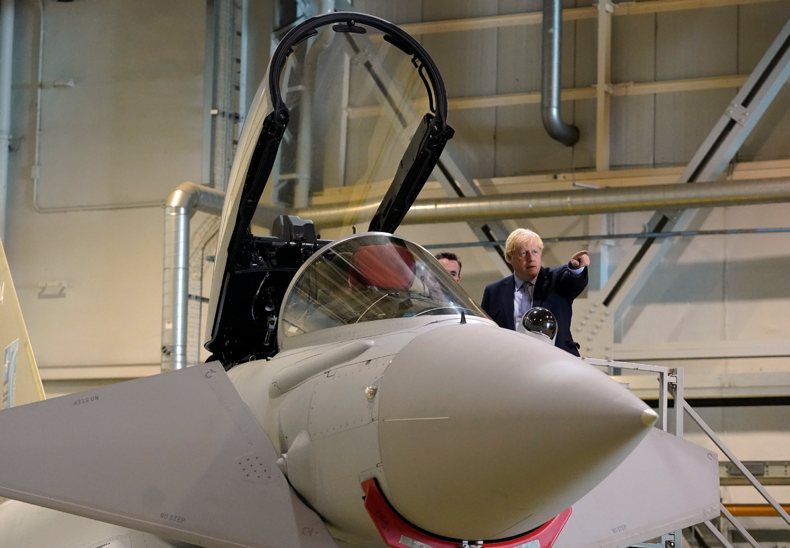 Boris Johnson supervisa un avión militar Boris Johnson supervisa un avión militar