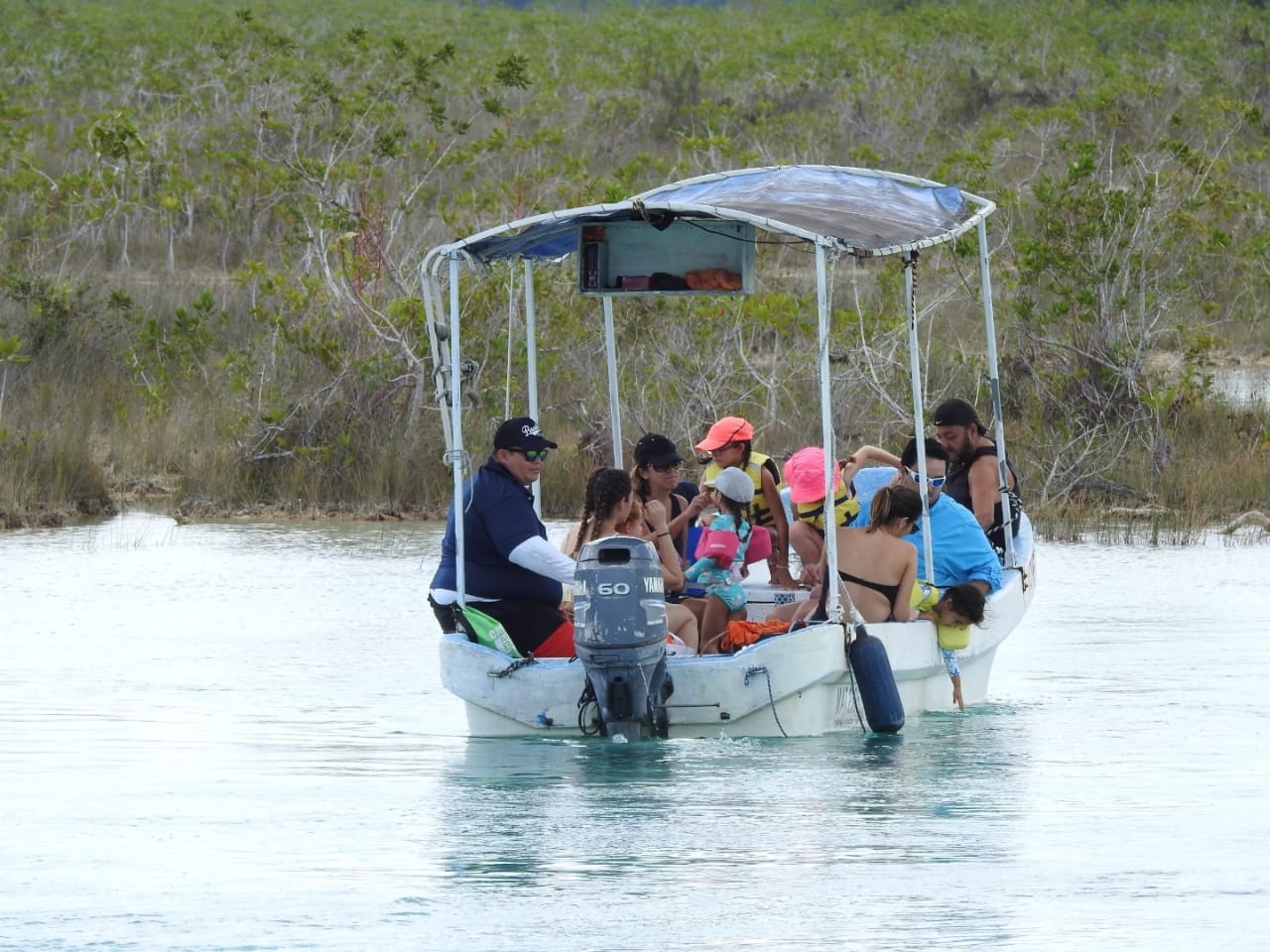 Embarcaciones y motos de agua cruzan por zonas donde la navegación es restringida y ponen en riesgo a los bañistas Embarcaciones y motos de agua cruzan por zonas donde la navegación es restringida y ponen en riesgo a los bañistas