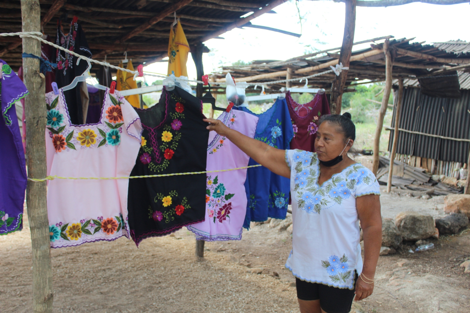 Son pocos los clientes interesados en adquirir las prendas fabricadas por las artesanas