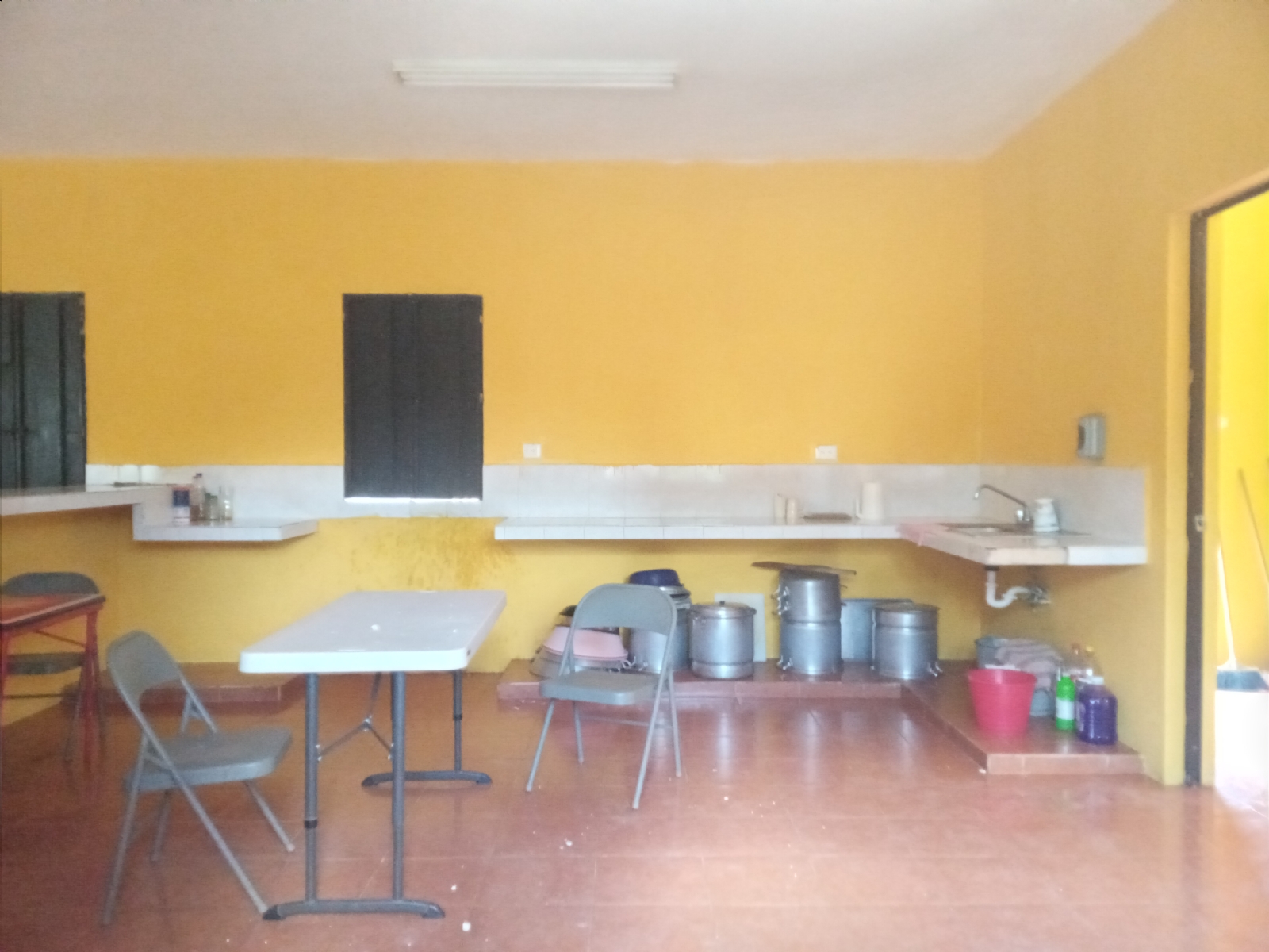 Se llevaron un refrigerador, una estufa, una mesa y una licuadora Se llevaron un refrigerador, una estufa, una mesa y una licuadora