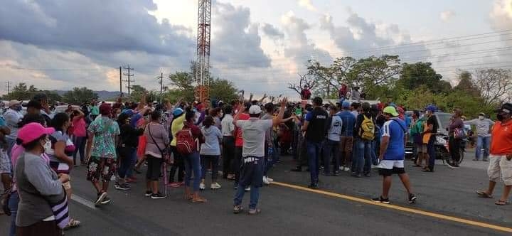 Bloquean carretera prestadores de servicios de chiapas Bloquean carretera prestadores de servicios de chiapas