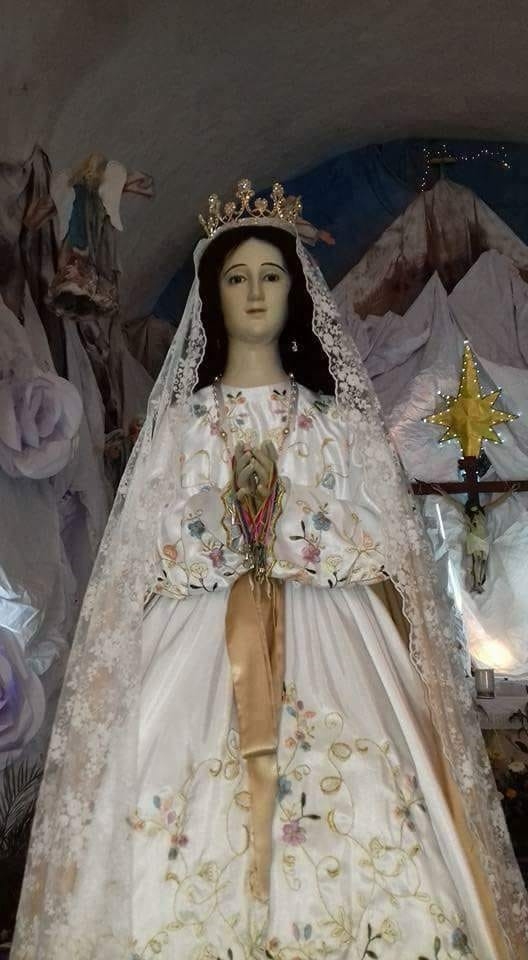 Su sitio original es en el altar principal, como Patrona del lugar