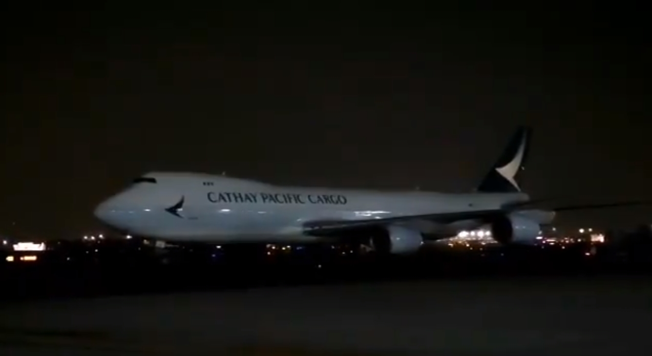 Este es el avión que trajo la nueva carga de vacunas