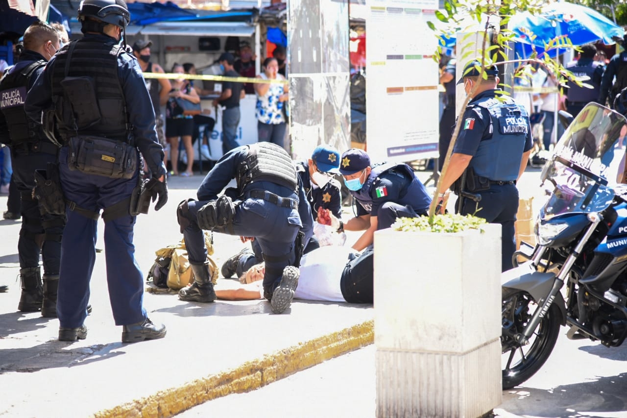 Los policías lograron someter al hombre, para luego ser detenido Los policías lograron someter al hombre, para luego ser detenido