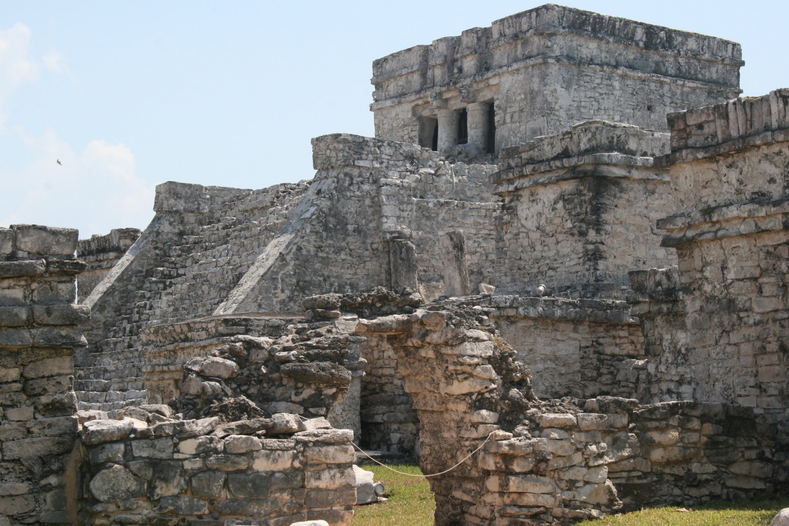 La leyenda cuenta que los descendientes de la cultura maya, viven bajo el mar y esperan el día en que puedan resurgir al mayab para reconstruir su gran esplendor