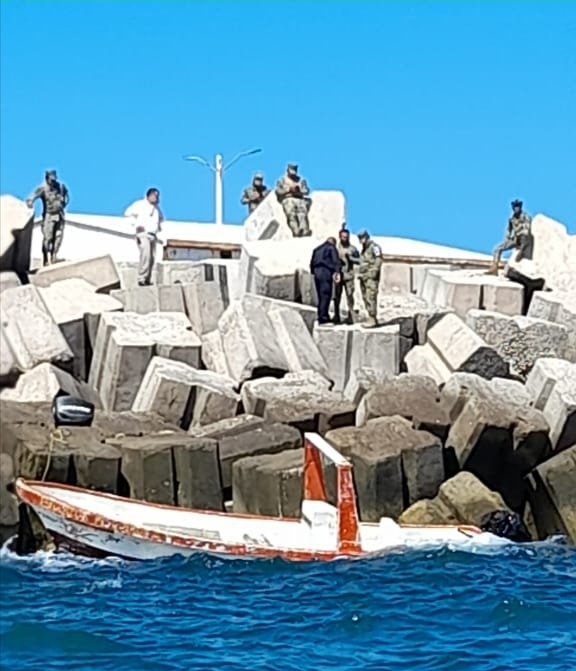 Durante varias horas, las dependencias y pescadores realizaron diversas maniobras para remolcar la lancha Durante varias horas, las dependencias y pescadores realizaron diversas maniobras para remolcar la lancha