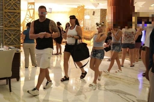 El hotel no indica a los huéspedes a usar cubrebocas