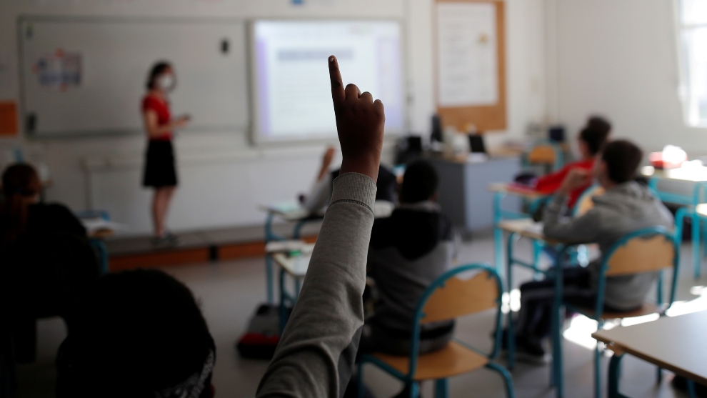 Estados Unidos pide un metro de distancia entre cada alumnos en salones de clase