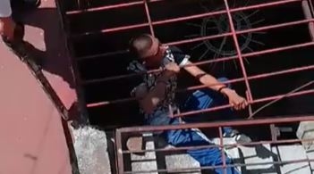 El presunto delincuente fue detenido tras ser liberado El presunto delincuente fue detenido tras ser liberado