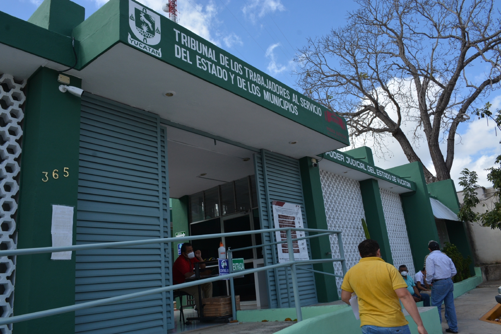 De acuerdo a las legislaciones laborales correspondientes, cada uno deberá recibir 3 meses de sueldo, que es alrededor de 15 mil 600 pesos De acuerdo a las legislaciones laborales correspondientes, cada uno deberá recibir 3 meses de sueldo, que es alrededor de 15 mil 600 pesos