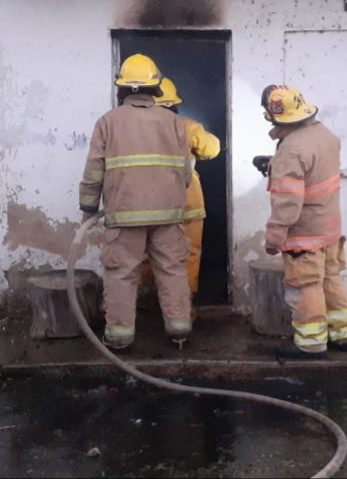 Los Bomberos apagaron el fuego al interior de la casa Los Bomberos apagaron el fuego al interior de la casa