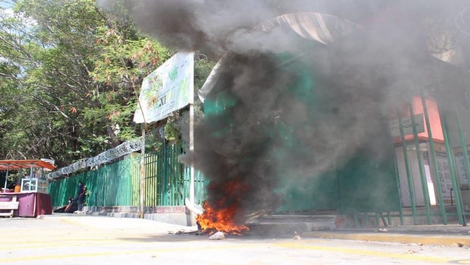 Maestros de Chiapas vandalizan Secretaría de Educación Maestros de Chiapas vandalizan Secretaría de Educación