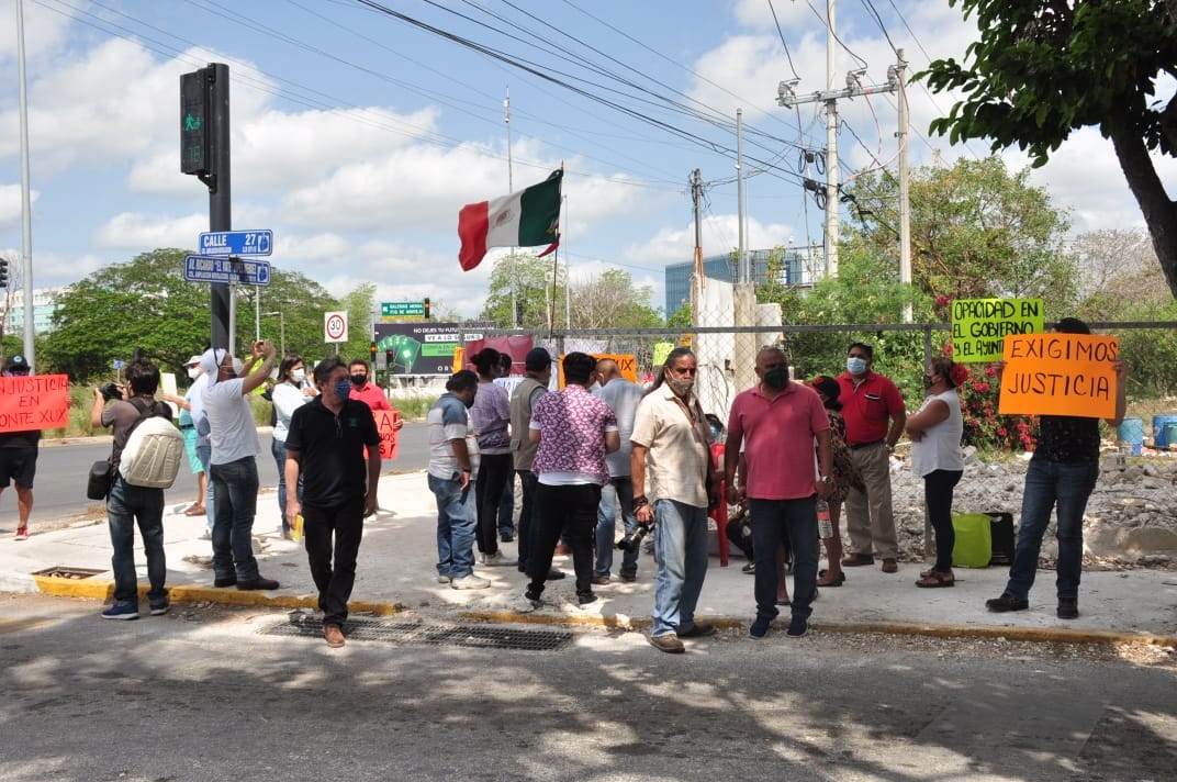 Acusan a un funcionario de ordenar la demolición del negocio denominado "Ponte Xux" Acusan a un funcionario de ordenar la demolición del negocio denominado "Ponte Xux"