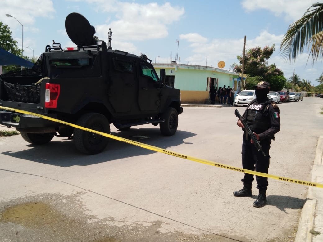 El lugar era custodiado por un vehículo blindado tipo Cobra El lugar era custodiado por un vehículo blindado tipo Cobra