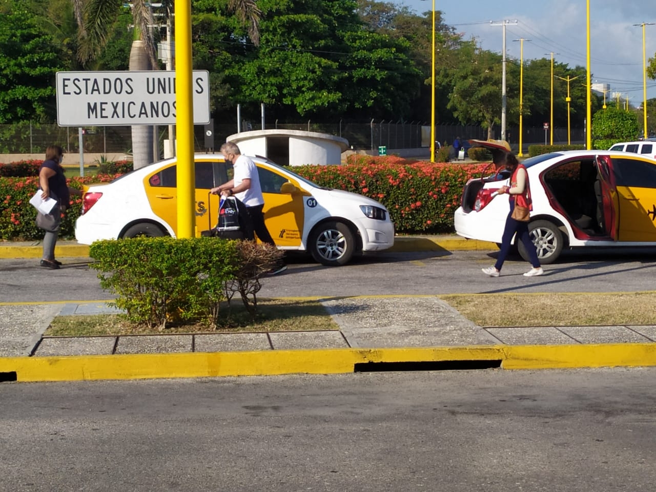 Los taxistas prefieren buscar pasajeros en otros puntos y ya no en el aeropuerto