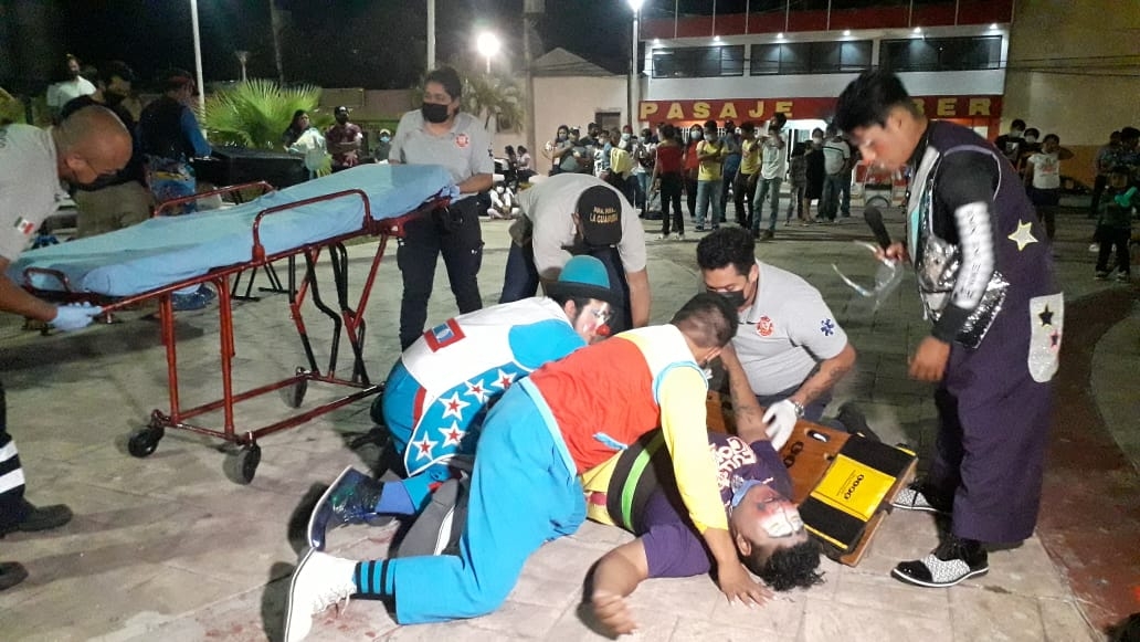 El payaso sufrió una grave caída por lo que tuvo que ser llevado al médico El payaso sufrió una grave caída por lo que tuvo que ser llevado al médico