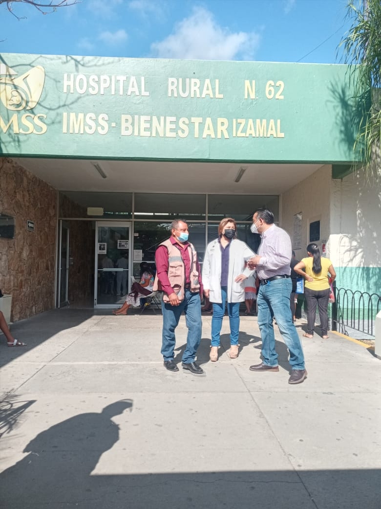 Mientras esperan, los ciudadanos se encuentran bajo los fuertes rayos del sol Mientras esperan, los ciudadanos se encuentran bajo los fuertes rayos del sol