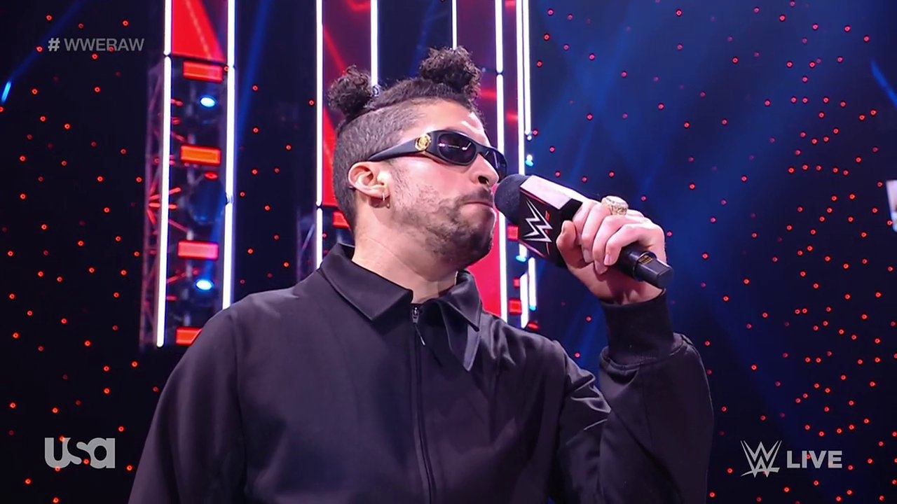 Bad Bunny acepta desafío de The Miz