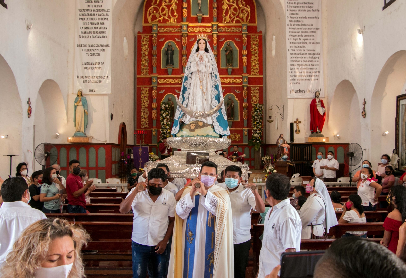 La pieza religiosa fue cargada por los custodios y el sacerdote anfitrión para ser llevada a la entrada de la iglesia