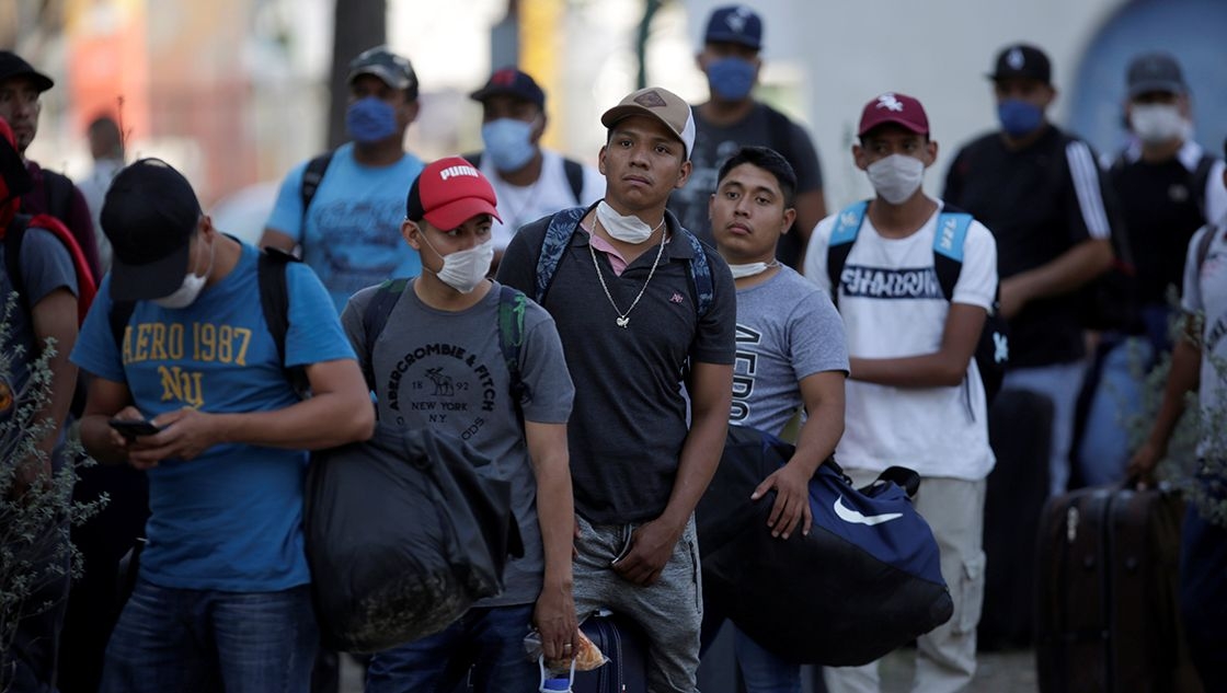 “Todos los que están, sean mexicanos de nacimiento, se haya nacionalizado o estén en nuestro país como migrantes, todos van a ser vacunados, va a depender de la disponibilidad de las vacunas”, reiteró